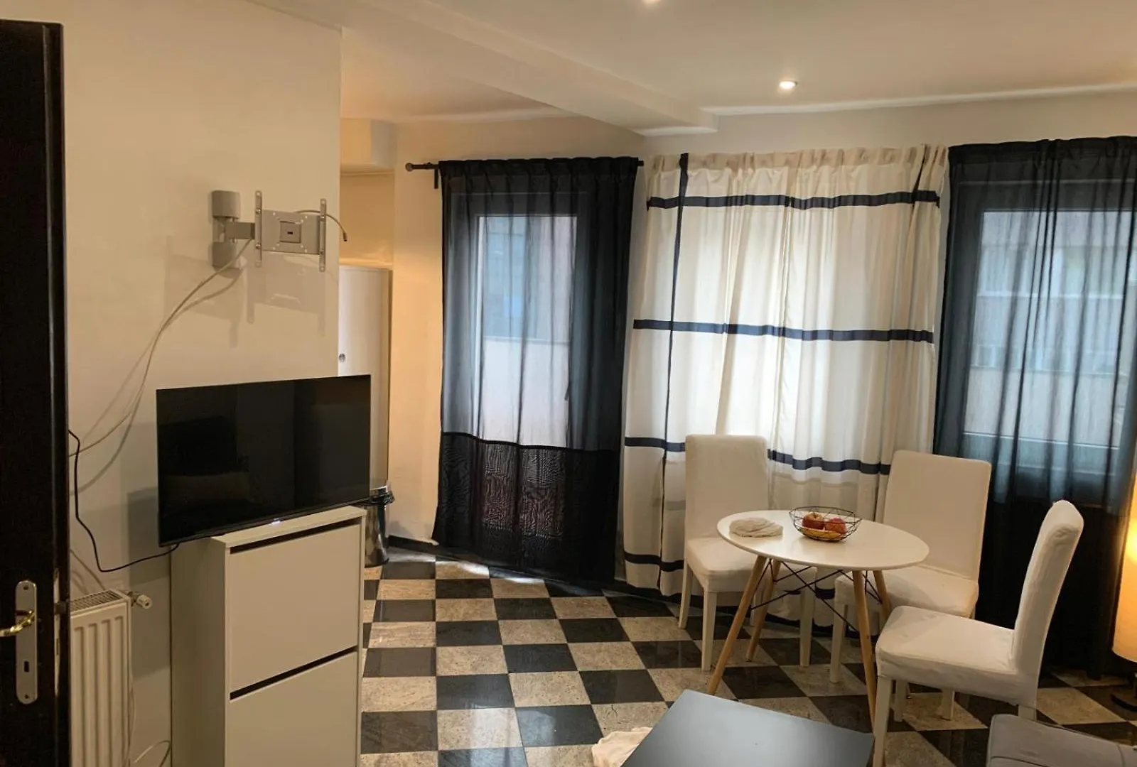 Cozy 1 Bdrm Apartment In City Center 부쿠레슈티 0*,